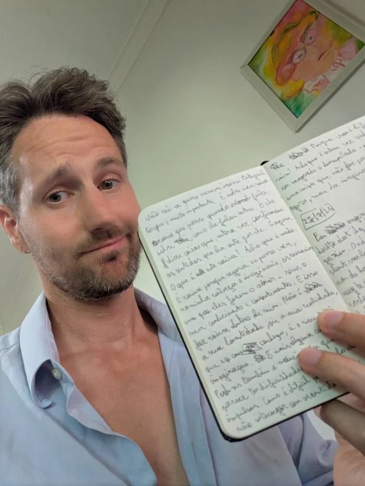 Bonjournal founder Tom Keysers with his handwritten Portuguese language journal